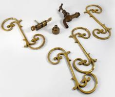 Doboznyi antik réz tárgy, díszelem, zár kulccsal.