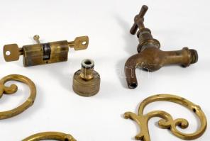 Doboznyi antik réz tárgy, díszelem, zár kulccsal