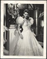 Szeleczky Zita (1915-1999) színésznő nagy méretű, estélyi ruhás filmfotó, sarkain törésnyomok, 24×30 cm