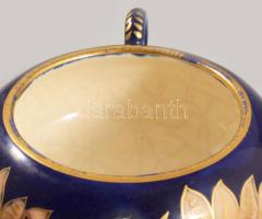 Zsolnay kék és virág mintás cukordoboz. Családi pecséttel jelzett, kézzel festett, sérült. d: 10 cm