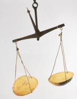 Antik budapesti gyógyszerész mérleg, sérüléssel.