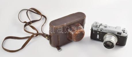 cca 1955 FED 2 szovjet fényképezőgép, 35 mm filmformátum, Industar-26M 1:2,8 F=5cm objektívvel, sérült bőr tokban, némi tisztításra szorul