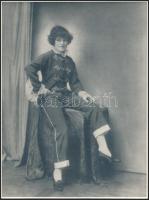 1922 Bajor Gizi (1893-1951) színésznő portréja, Blanche szerepében Csathó Kálmán a Új rokon című darabjában, hátoldalon feliratzova, 22×17 cm