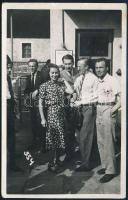 1938 Muráti Lili és társasága, hátoldalon feliratozott fotó, Alex.Várady pecsétjével, 9×14 cm