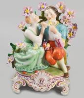 Herendi Barokk szerelmes pár virágokkal. Kézzel festett, jelzett, restaurált. 14x17 cm Ritka /// Herend Baroque Loving Couple with Flowers. Hand-painted, signed, restored. 14 × 17 cm. Rare.