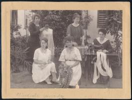 cca 1910 Marczali Varroda, hat hölgy varrógéppel, kartonra ragasztott fotó, feliratozva, 11,5×16,5 cm