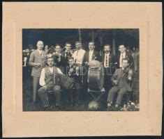 cca 1920 Férfizenészek és társaság, kartonra ragasztott fotó Heller M. rákoskeresztúri műterméből, 10,5×14,5 cm