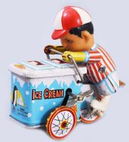 cca 1960/70 Kínai Ice Cream Vender MS 405 lemezjáték fagyiskocsi. Felhúzható, fém, műanyag, kopással, eredeti dobozában, 10x10,5 cm /// Vintage circa 1960s/70s Chinese 'Ice Cream Vendor' MS 405 tin toy. Wind-up mechanism, made of metal and plastic, shows signs of wear. Comes in its original box. Dimensions: 10 x 10.5 cm.