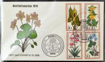 100 férőhelyes levél berakó, benne kb 30-40 db FDC a '70-es évekből