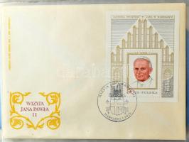 50 lapos levél berakó, benne javarészt vatikáni FDC-k, kevés lengyel, összesen kb 40 db