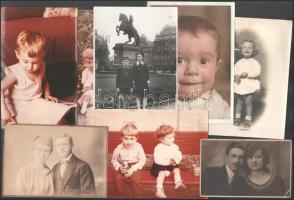 Esküvői és gyerekfotók különböző korszakokból, vegyes méretben, 18 db