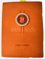 Pesti Magyar Kereskedelmi Bank 1841-1941. Száz esztendő emlékei. Dr. Lamotte Károly bevezetőjével. Bp., 1941, Pesti Magyar Kereskedelmi Bank. 2 db térkép-melléklettel: Magyarország 1941 július havában - Az intézet vidéki fiók és leányintézeteinek hálózata, 41,5x29 cm; Az intézet fiókhálózata 1941-ben Budapest Székesfőváros területén, 56x29 cm. Kiadói papírkötés, kissé sérült borítóval. A térkép-mellékletek hibátlan állapotban megvannak!