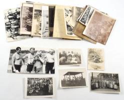 33 db csoportkép különböző időszakokból, vegyes méretben