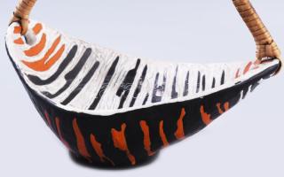 Gorka Lívia (1925-2011): Kínáló. Jelzett, hibátlan, 20x17 cm