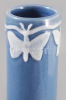 Herendi kék alapon plasztikus fehér virágmintás váza. Jelzett, hibátlan, m: 28 cm