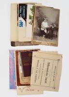 Papírrégiség csomag, 1901-es munkakönyv viaszpecséttel, okmánybélyeggel, menükártya, meghívó, üdvözlőkártyák, Goszleth kemény hátú gyerekfotó, fotók, naptárak, litho matricák, üdvözlőkártyák, képeslapok, 1882-es koncert program, 1910-es évekből okmánybélyeges iskolai bizonyítványok