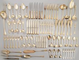 6 személyes ezüst evőeszköz készlet. dianás jelzéssel, közel 5 kg tiszta ezüst súllyal. Svéd design, hibátlan acél élekkel. Sok darabos, süteményes, mokkás, habos kanál, tálaló villák és kanalak, stb /// 6-person silver cutlery set. Hallmarked with Diana mark, nearly 5 kg of pure silver. Swedish design, flawless steel edges. Numerous pieces, including dessert, moka, frothing spoons, serving forks and spoons, etc.