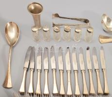 12 személyes ezüst evőeszköz készlet, angol fazonú. dianás jelzéssel, WGy mesterjeggyel, közel 5,3 k...