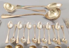 12 személyes ezüst evőeszköz készlet, angol fazonú. dianás jelzéssel, WGy mesterjeggyel, közel 5,3 k...