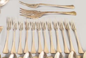 12 személyes ezüst evőeszköz készlet, angol fazonú. dianás jelzéssel, WGy mesterjeggyel, közel 5,3 k...