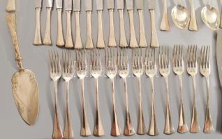 12 személyes ezüst evőeszköz készlet, angol fazonú. dianás jelzéssel, WGy mesterjeggyel, közel 5,3 k...