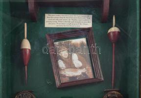 Horgász témájú üvegezett vitrin falidísz, egyik eleme levált, 53x34 cm