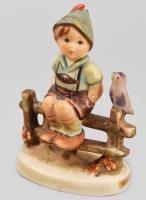 Hummel Goebel kerítésen ülő fiú. Jelzett, hibátlan, m: 9,5 cm