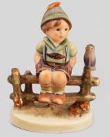 Hummel Goebel kerítésen ülő fiú. Jelzett, hibátlan, m: 9,5 cm