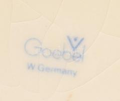 Hummel Goebel ágon ülő fiú. Jelzett, ragasztott, m: 9,5 cm