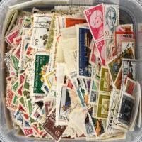 Berlin pár ezer darab bélyeg kis műanyag dobozban