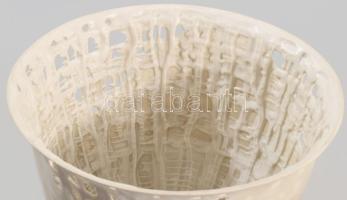 Herendi díszváza. Design: Tamás Ákos (1954-). Belül cseppkőszerűen csorgatott mintázattal, áttörések...