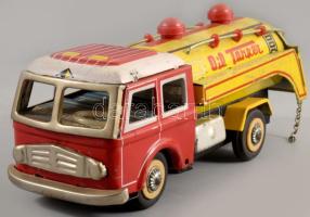 cca 1970 Kínai MF963 Oil Tanker lemezjáték, jó állapotban, eredeti dobozában, h: 20 cm /// c. 1970 C...