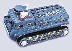 cca 1970 ME-756 Anti-Aircraft Tank lemezjáték. Kína, fémlemez, műanyag, jó állapotban, eredeti, sérült dobozával, h: 22 cm /// c. 1970 ME-756 Anti-Aircraft Tank tin toy. China, tinplate and plastic, in good condition, with its original damaged box, length: 22 cm