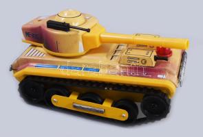 cca 1965 ME 835 Tank lemezjáték. Kína, fémlemez, műanyag, elemmel működik, jó állapotban, eredeti, kissé sérült dobozában, 23x12 cm /// cca 1965 ME 835 Tank tin toy. China, tinplate and plastic, battery-operated, in good condition, in its original slightly damaged box, 23×12 cm