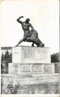 1936 Kaposvár, a volt cs. és kir. "Albrecht főherceg" 44. gyalogezred emlékműve (Jálics Ernő szobrászművész alkotása) (EK)