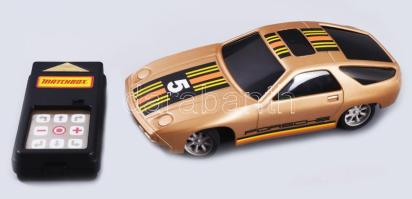 1978 Matchbox Sentron-9 Porsche 928 GT távirányítós autó. Jó állapotban, működik, leírással, távirányítóval, eredeti, kissé sérült dobozában. /// 1978 Matchbox Sentron-9 Porsche 928 GT remote control car. In good condition, with instructions and remote control, in its original slightly damaged box.