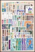 Albánia 1968-1974 200 db bélyeg közepes berakólap mindkét oldalán