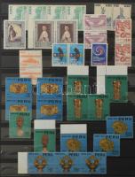 5 lapos gyűrűs berakó, benne kevés bélyeg, közte Luxemburg, Liechtenstein, Peru, postatiszták is