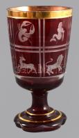 Csillagövi jegyeket ábrázoló emlék pohár. Bíborpácolt üveg, metszett, aranyozott, minimális kopással 16 cm