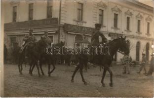 1915 Máramarossziget, Sighetu Marmatiei; osztrák-magyar katonák, Koncs Antal üzlete / WWI K.u.K. military, soldiers on horseback, shops. photo (lyuk / pinhole)