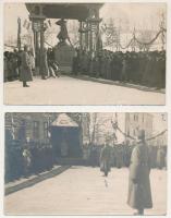 Székelyudvarhely, Odorheiu Secuiesc; Vasszékely szobor avatási ünnepsége magyar címerrel és zászlókkal (1919 februárjában a románok ledöntötték) / inauguration ceremony of the military monument, Hungarian coat of arms and flags (demolished by the Romanians in 1919) - 2 db RÉGI fotó képeslap / 2 pre-1945 photo postcards