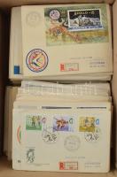 Kb 400-450 db magyar FDC az 1960-1990 közötti időszakból dobozban