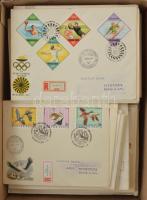 Kb 400-450 db magyar FDC az 1960-1990 közötti időszakból dobozban