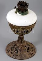 Antik asztali petróleumlámpa, tejüveg tégellyel, sérüléssel, m: 26 cm