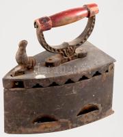 Régi szenes vasaló, kakasfigurás díszítéssel, 21x21 cm