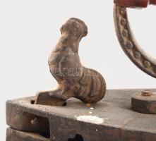 Régi szenes vasaló, kakasfigurás díszítéssel, 21x21 cm