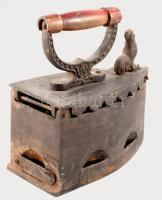 Régi szenes vasaló, kakasfigurás díszítéssel, 21x21 cm