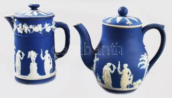 1890 vagy 1916, 2 darab Wedgwood jasperware díszítéses fedeles kiöntő. Jelzett, lepattanással, restaurált, m: 12-13 cm