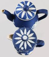 1890 vagy 1916, 2 darab Wedgwood jasperware díszítéses fedeles kiöntő. Jelzett, lepattanással, resta...
