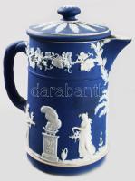 1890 vagy 1916, 2 darab Wedgwood jasperware díszítéses fedeles kiöntő. Jelzett, lepattanással, resta...